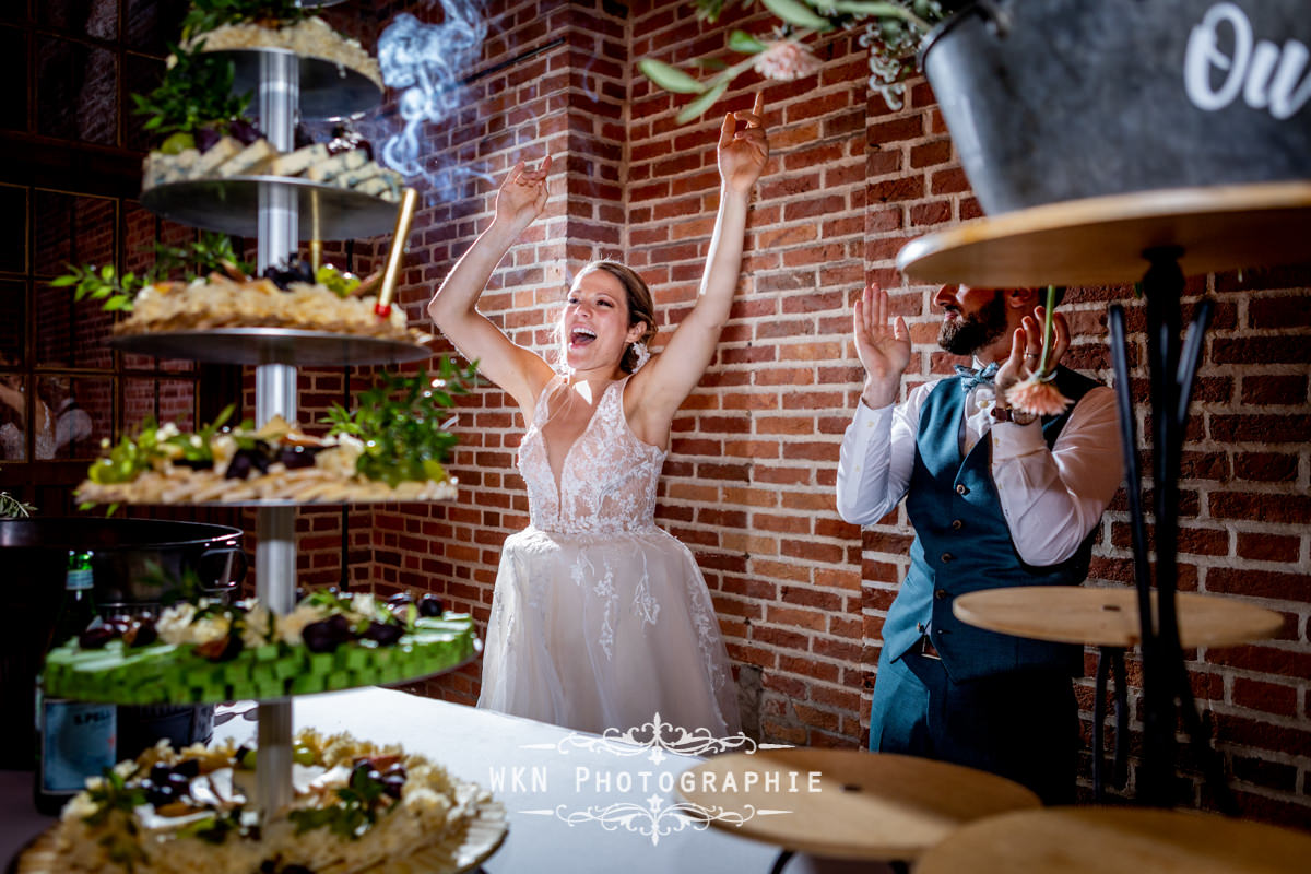 Claire et Corentin découpent leur gâteau de mariage, un moment symbolique de leur union.